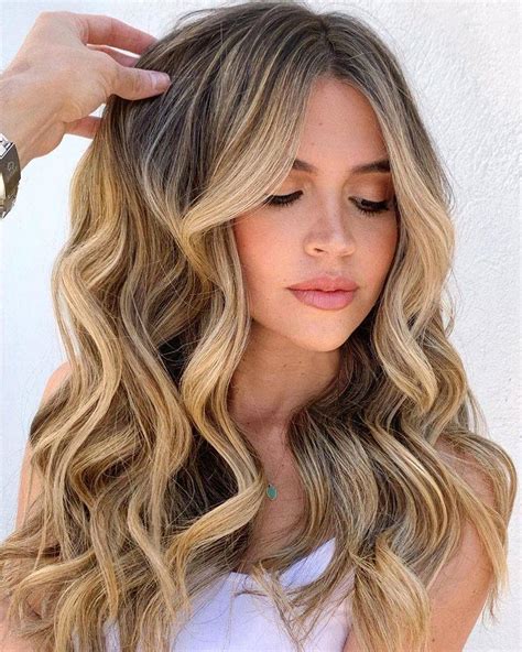 pelo castaño con mechas rubias